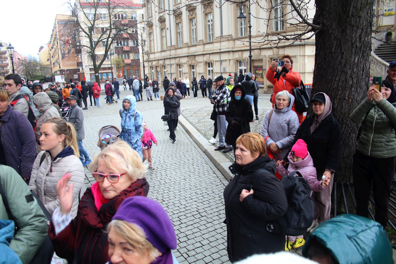 Tradycyjnie w Wielki Piątek jałmużniczy chleb, śledź i grosz