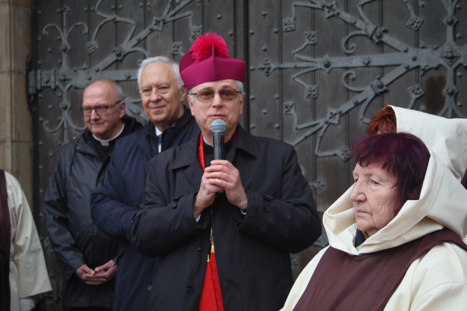 Tradycyjnie w Wielki Piątek jałmużniczy chleb, śledź i grosz