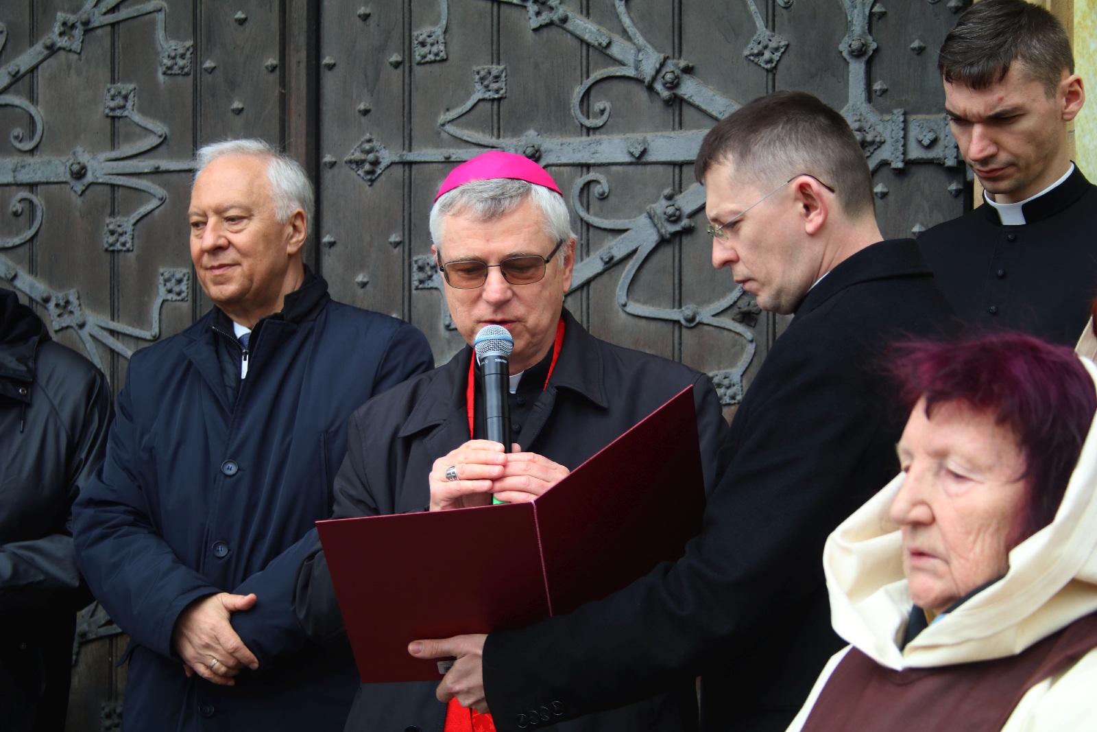 Tradycyjnie w Wielki Piątek jałmużniczy chleb, śledź i grosz