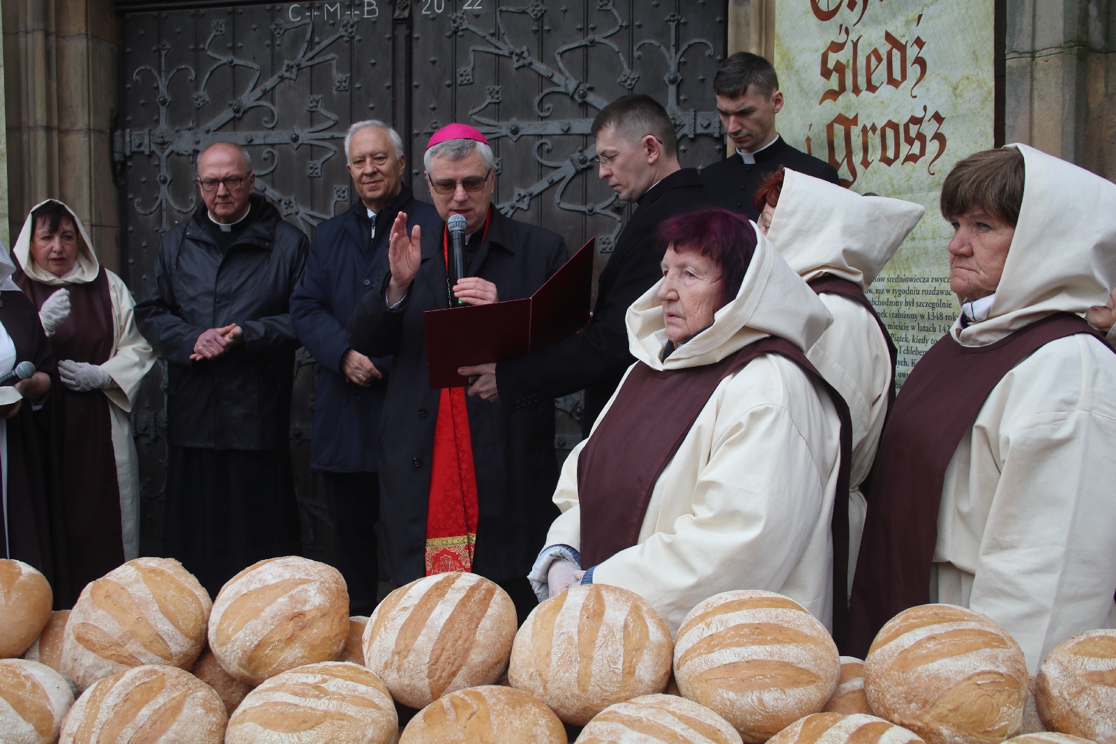 Tradycyjnie w Wielki Piątek jałmużniczy chleb, śledź i grosz