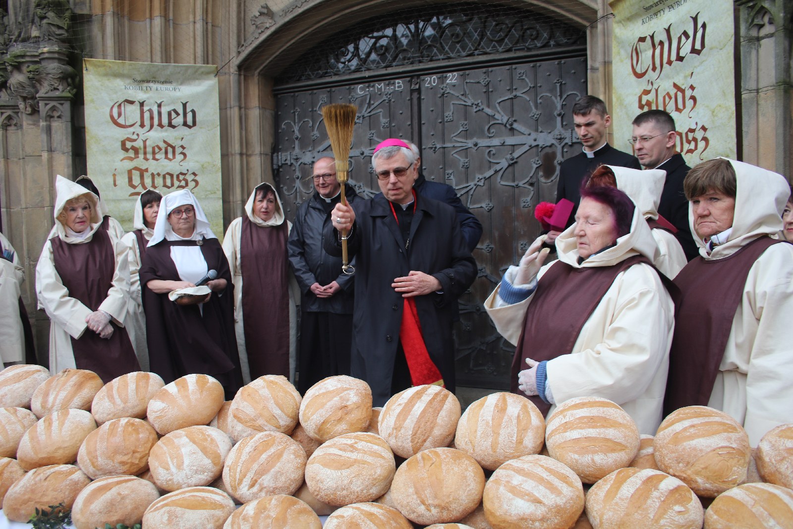 Tradycyjnie w Wielki Piątek jałmużniczy chleb, śledź i grosz
