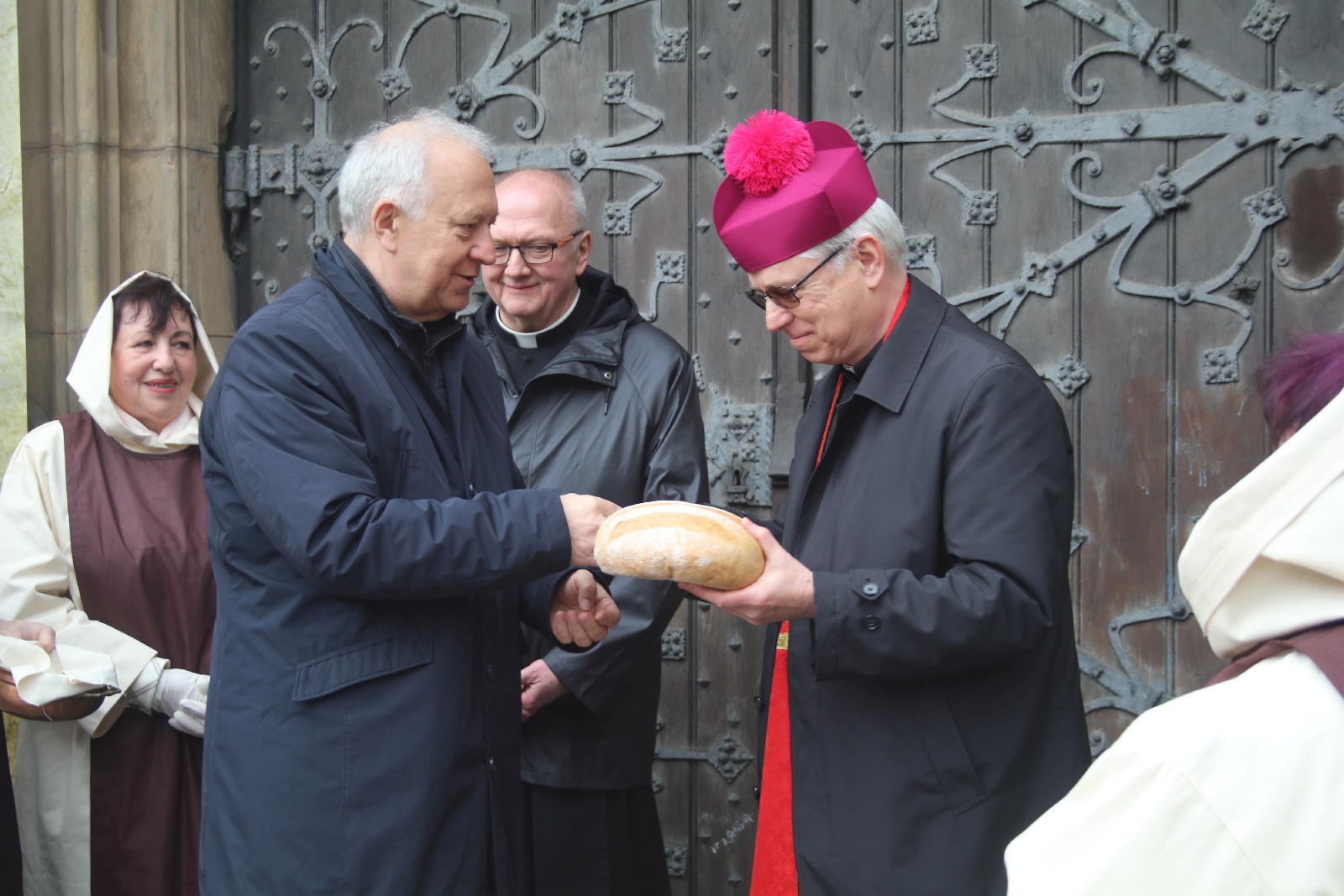 Tradycyjnie w Wielki Piątek jałmużniczy chleb, śledź i grosz