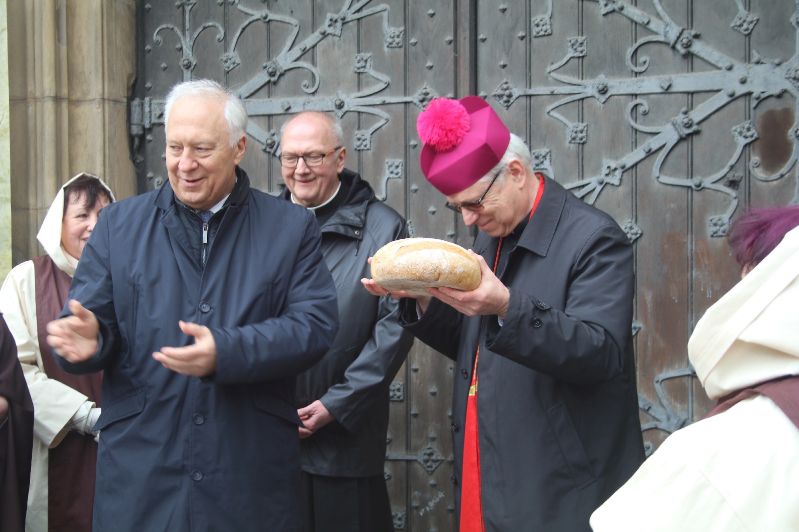 Tradycyjnie w Wielki Piątek jałmużniczy chleb, śledź i grosz