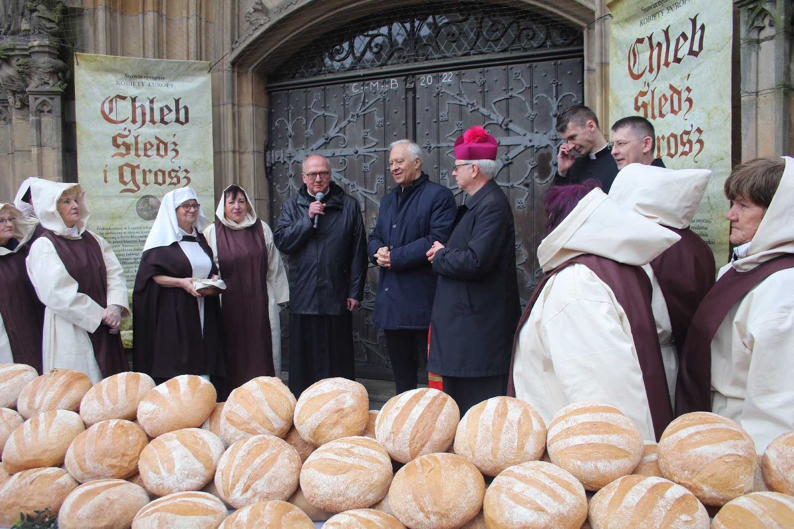 Tradycyjnie w Wielki Piątek jałmużniczy chleb, śledź i grosz