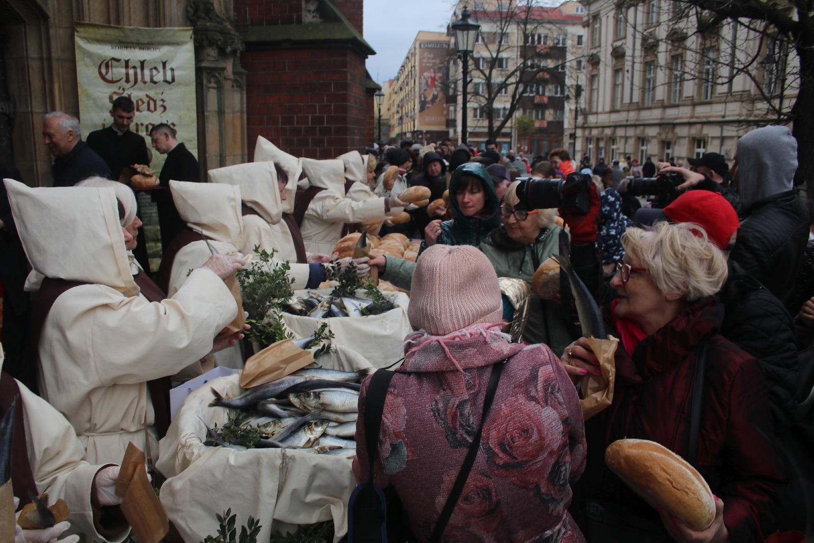 Tradycyjnie w Wielki Piątek jałmużniczy chleb, śledź i grosz