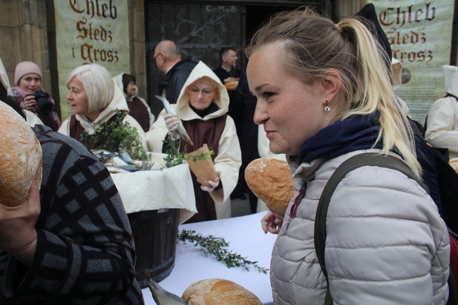 Tradycyjnie w Wielki Piątek jałmużniczy chleb, śledź i grosz