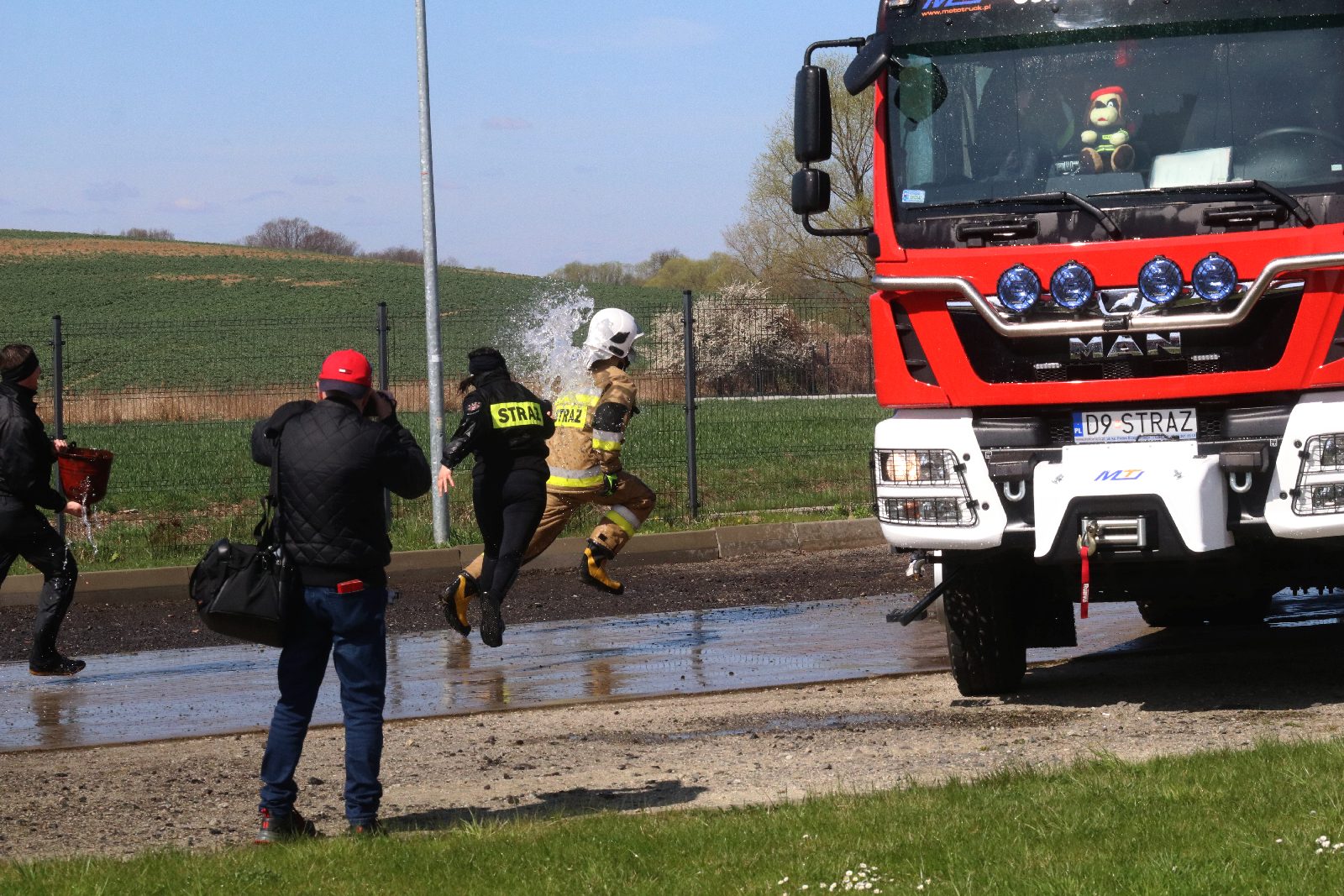 Dyngusowa zabawa z Ochotniczą Strażą Pożarną z Raczkowej
