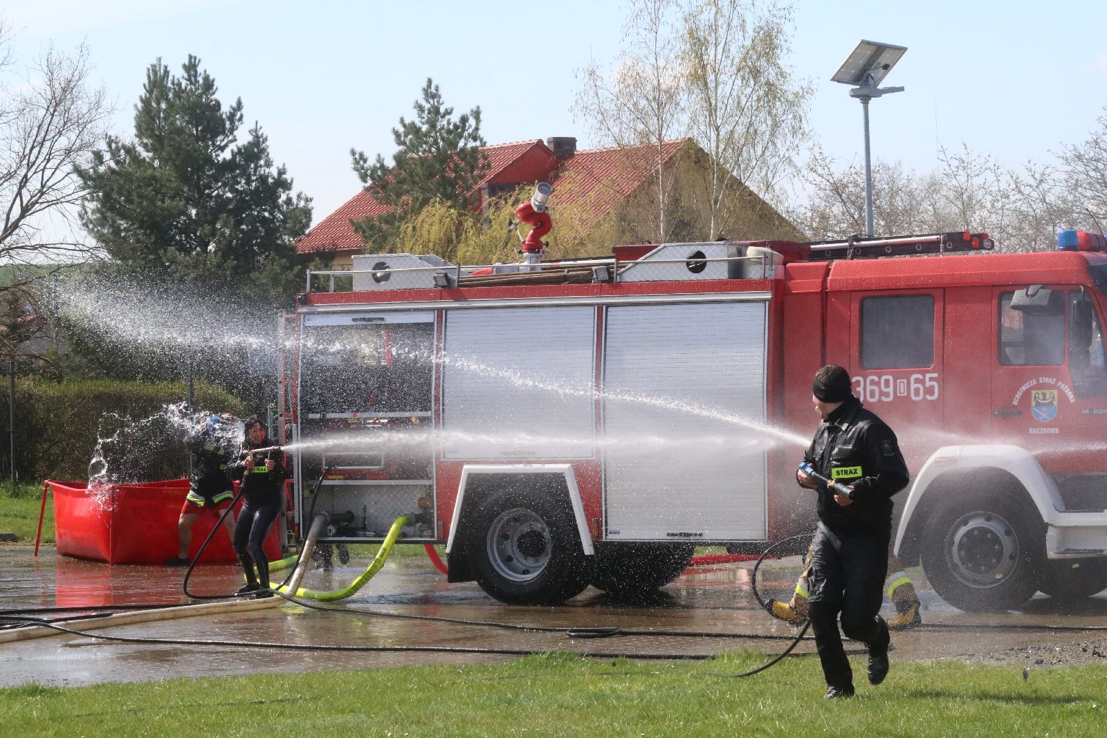Dyngusowa zabawa z Ochotniczą Strażą Pożarną z Raczkowej