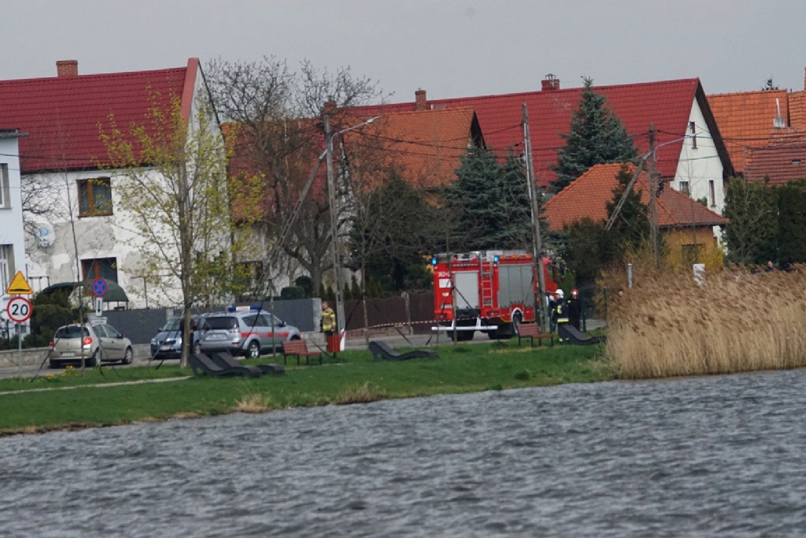 Usiłują podnieść przewróconą żaglówkę na Jeziorze Kunickim