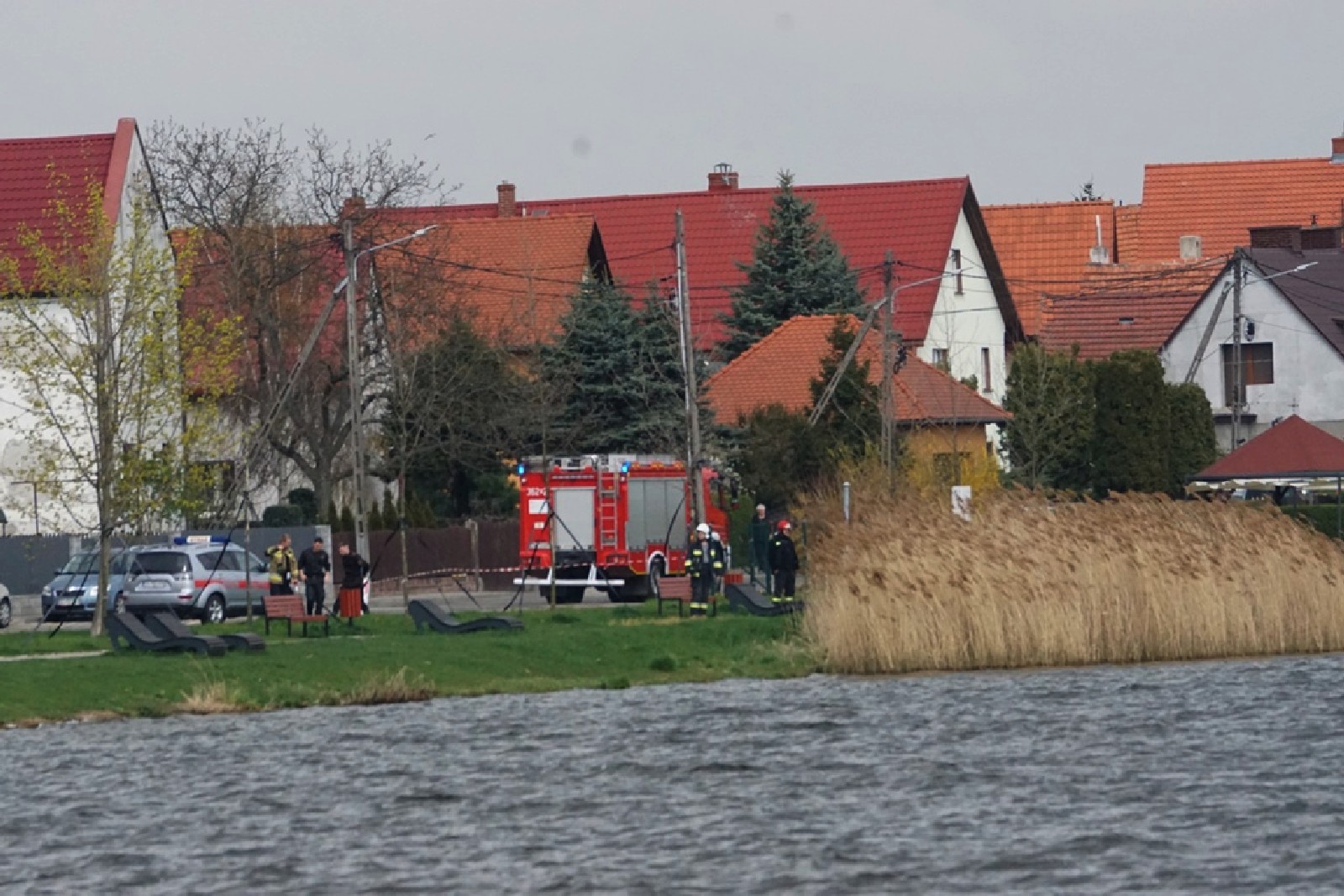 Usiłują podnieść przewróconą żaglówkę na Jeziorze Kunickim