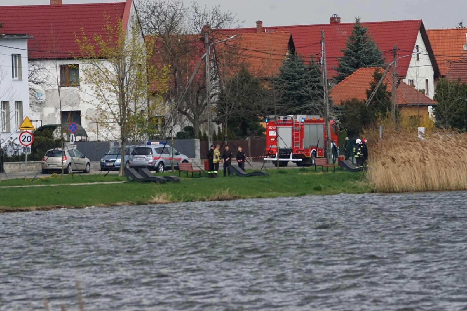 Usiłują podnieść przewróconą żaglówkę na Jeziorze Kunickim