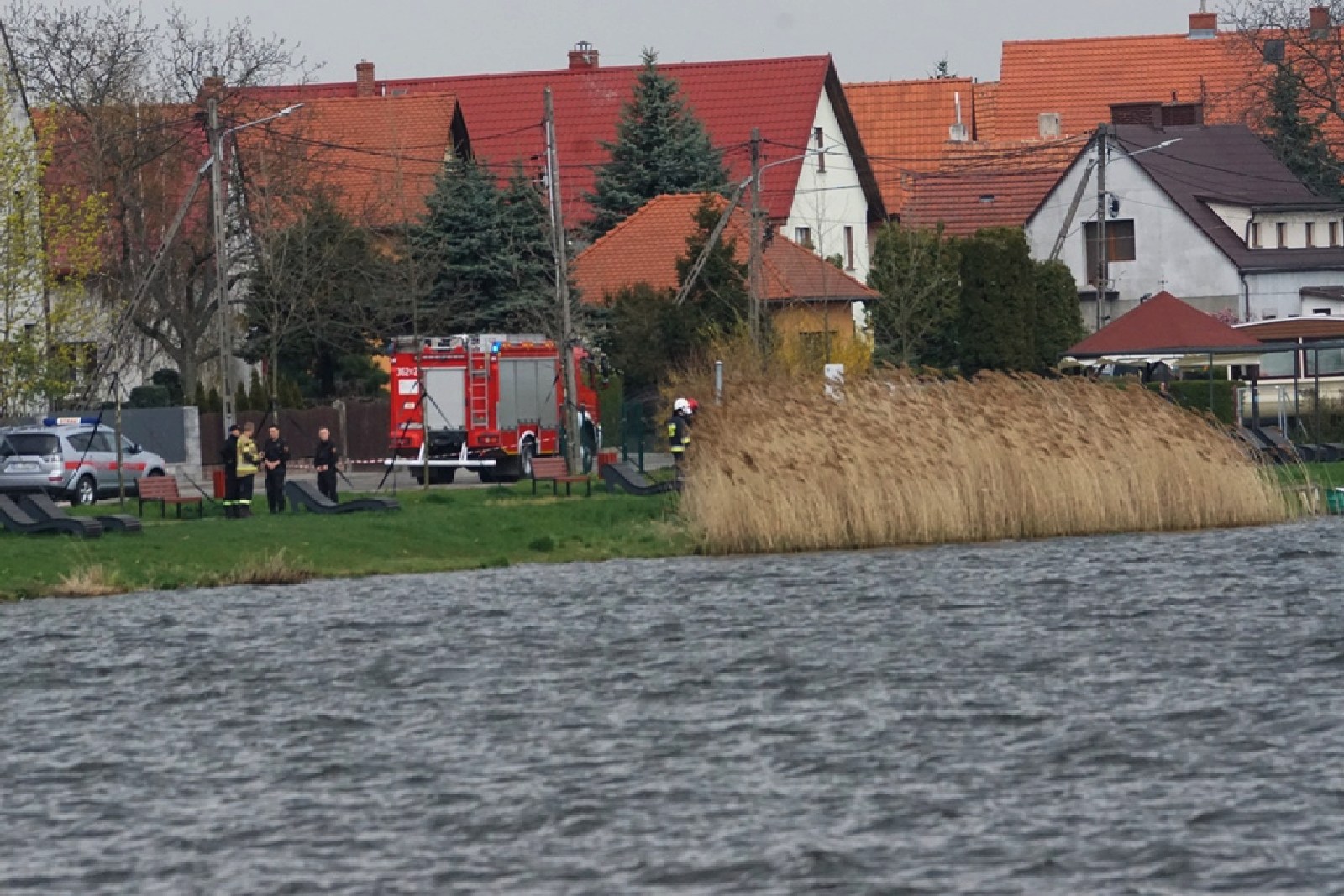 Usiłują podnieść przewróconą żaglówkę na Jeziorze Kunickim