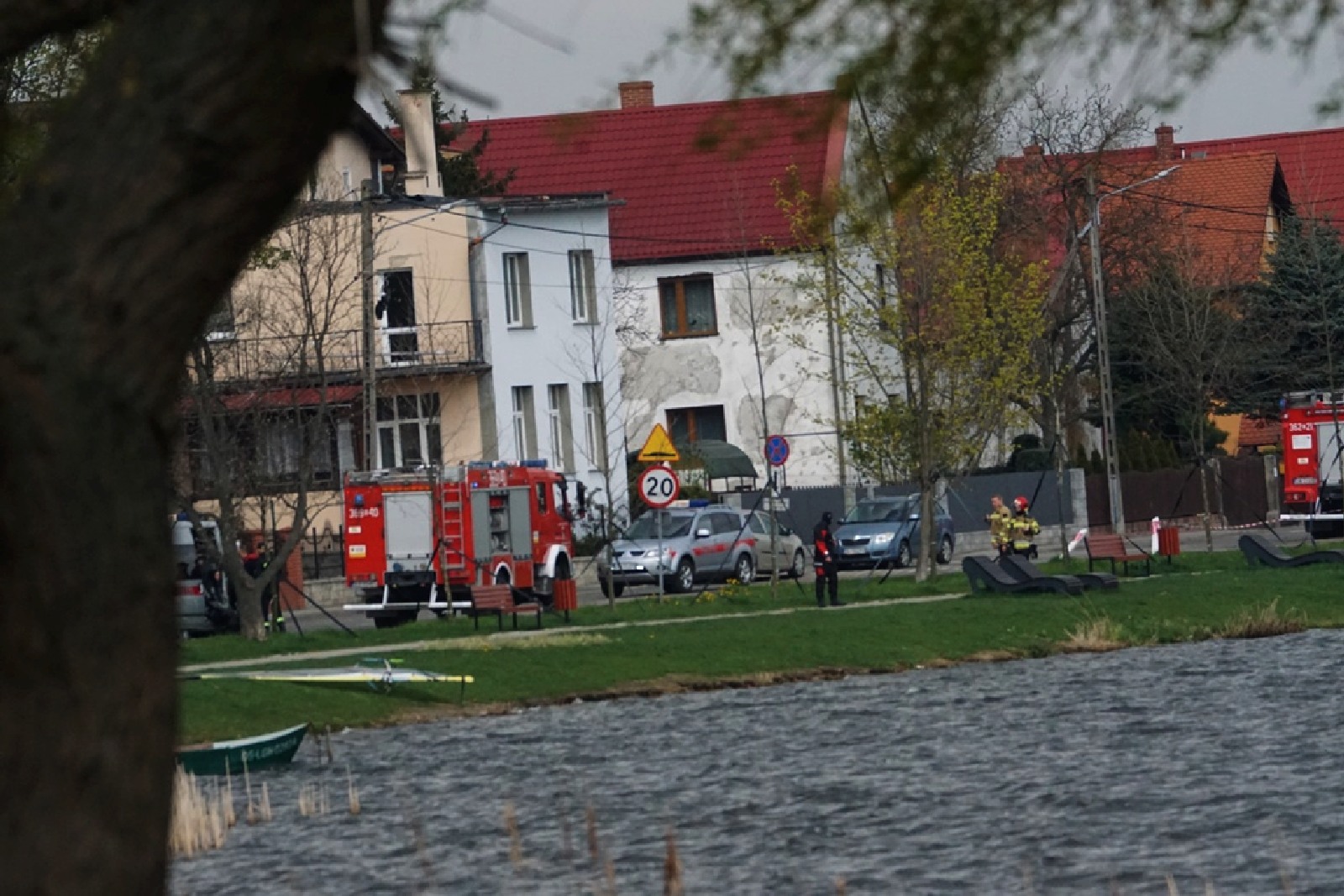 Usiłują podnieść przewróconą żaglówkę na Jeziorze Kunickim