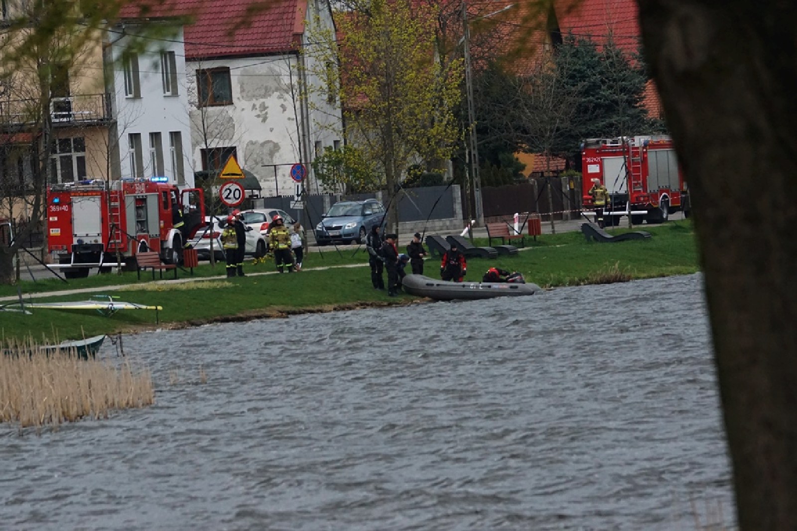 Usiłują podnieść przewróconą żaglówkę na Jeziorze Kunickim