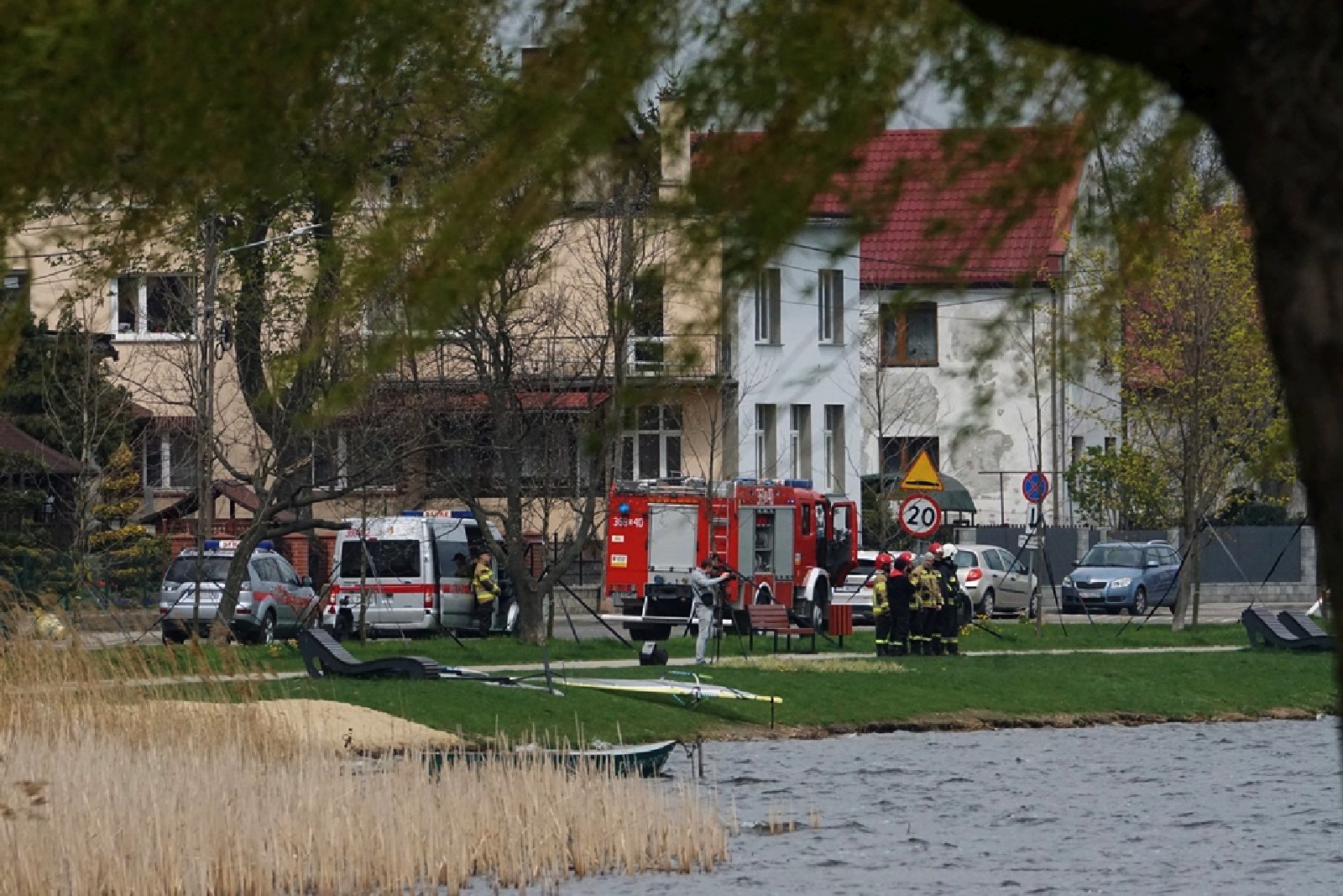 Usiłują podnieść przewróconą żaglówkę na Jeziorze Kunickim