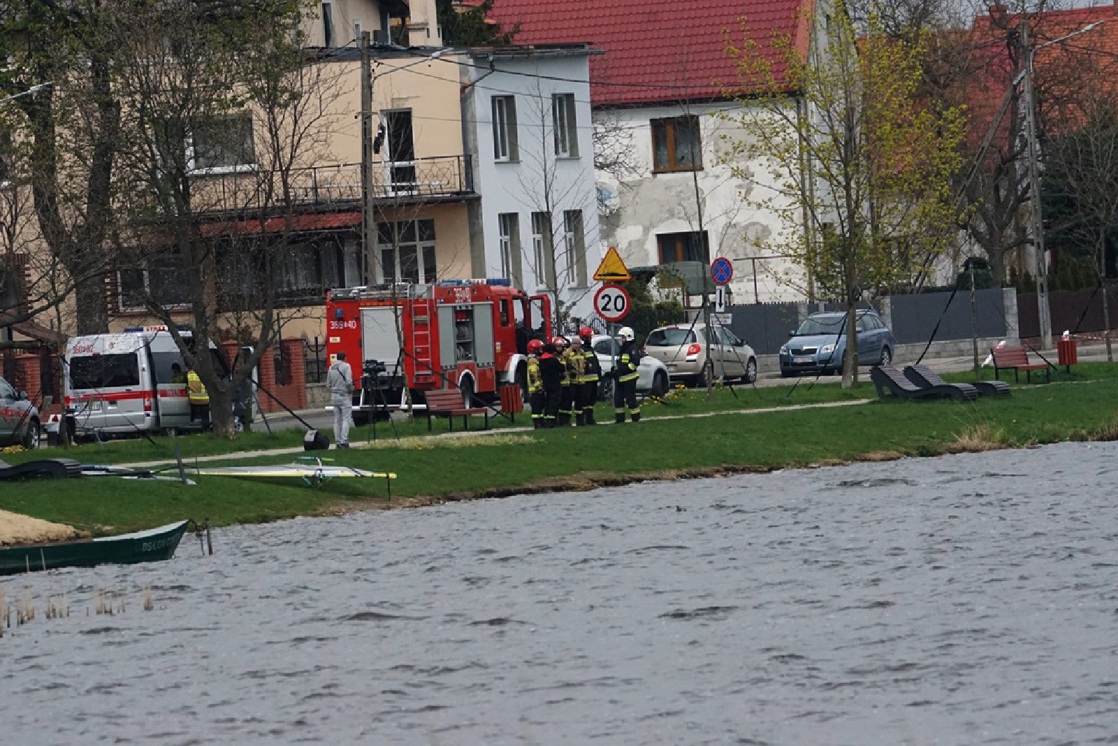 Usiłują podnieść przewróconą żaglówkę na Jeziorze Kunickim