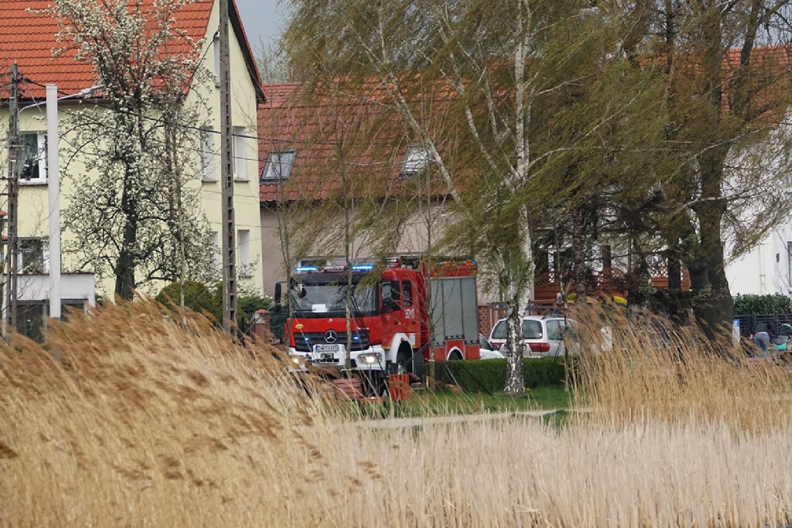 Usiłują podnieść przewróconą żaglówkę na Jeziorze Kunickim