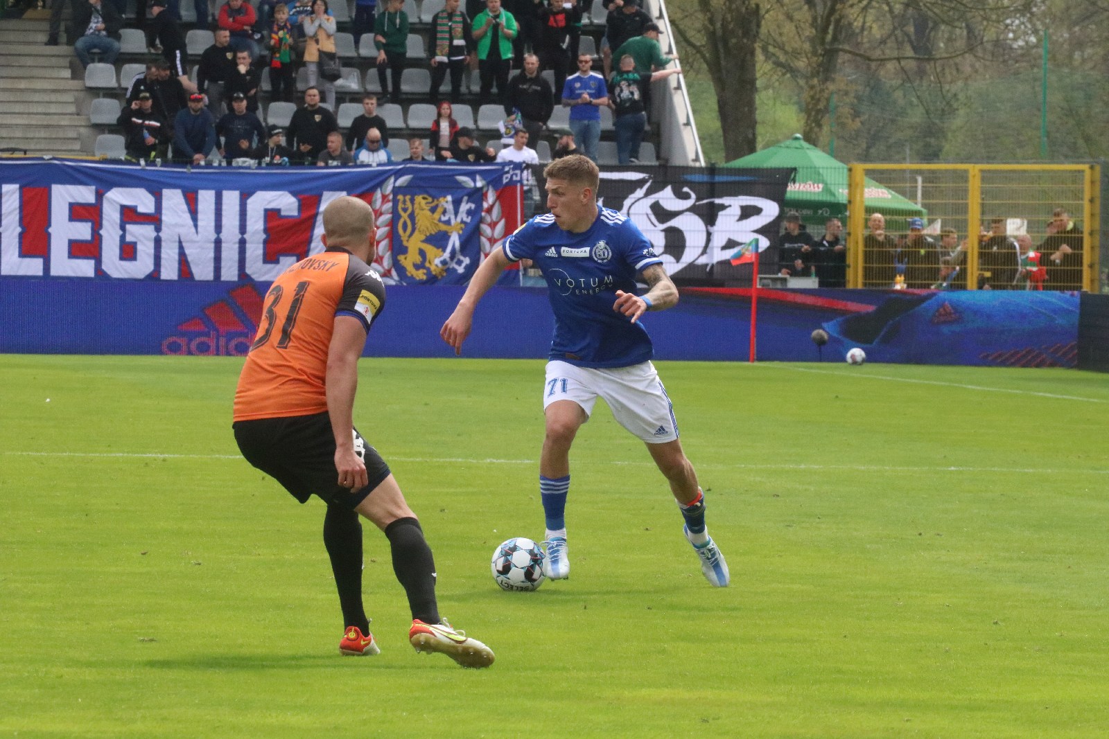 Miedź Legnica po golu Patryka Makucha pokonała Chrobrego
