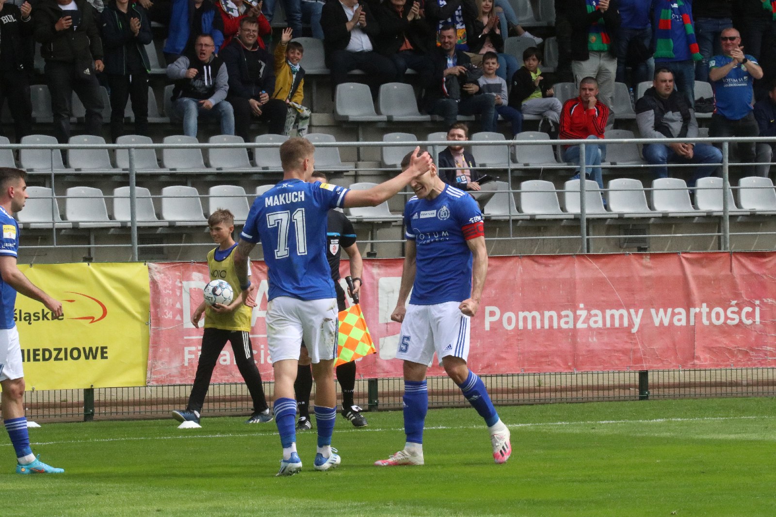 Miedź Legnica po golu Patryka Makucha pokonała Chrobrego