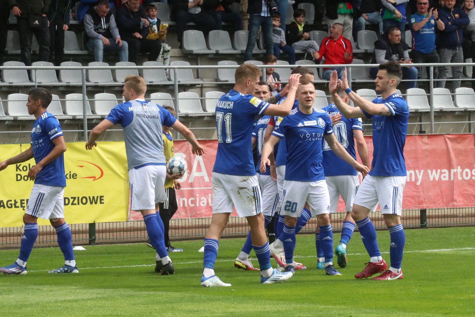 Miedź Legnica po golu Patryka Makucha pokonała Chrobrego