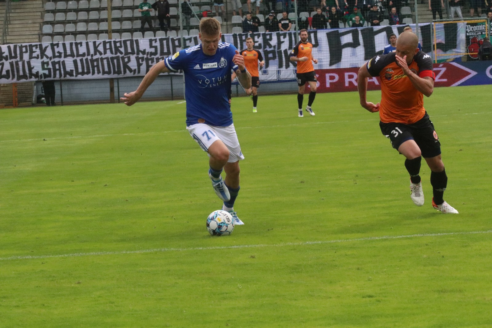 Miedź Legnica po golu Patryka Makucha pokonała Chrobrego