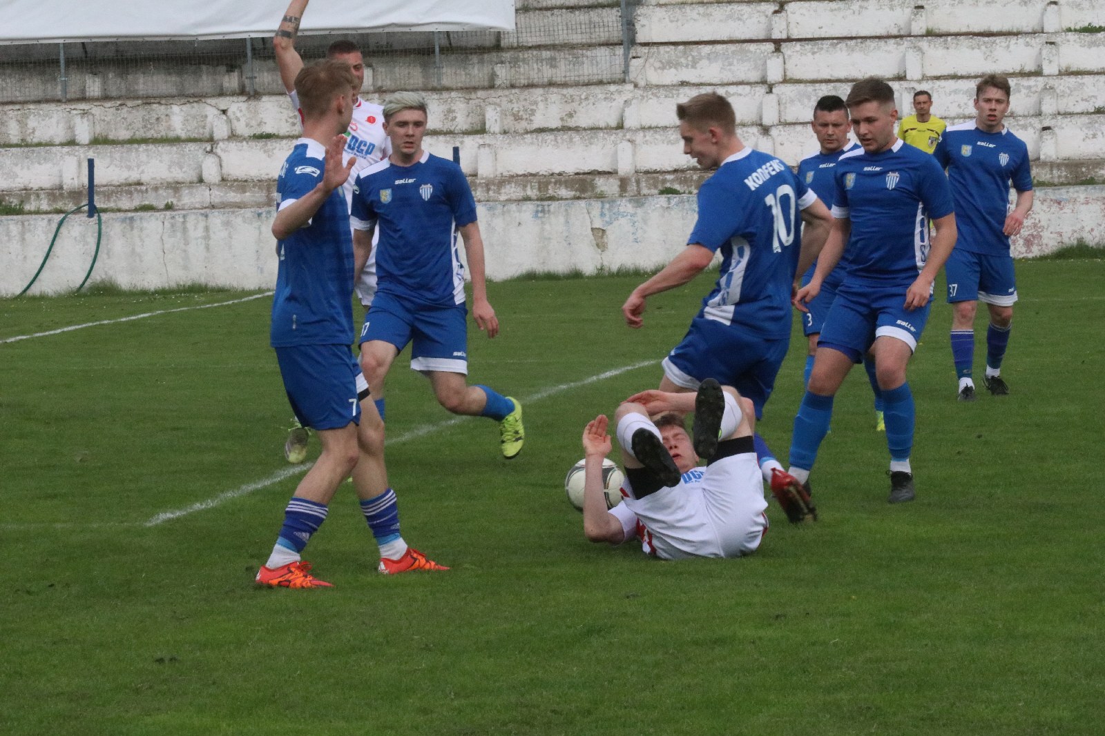 Dziewięć bramek podczas pojedynku Konfeksu z Iskrą