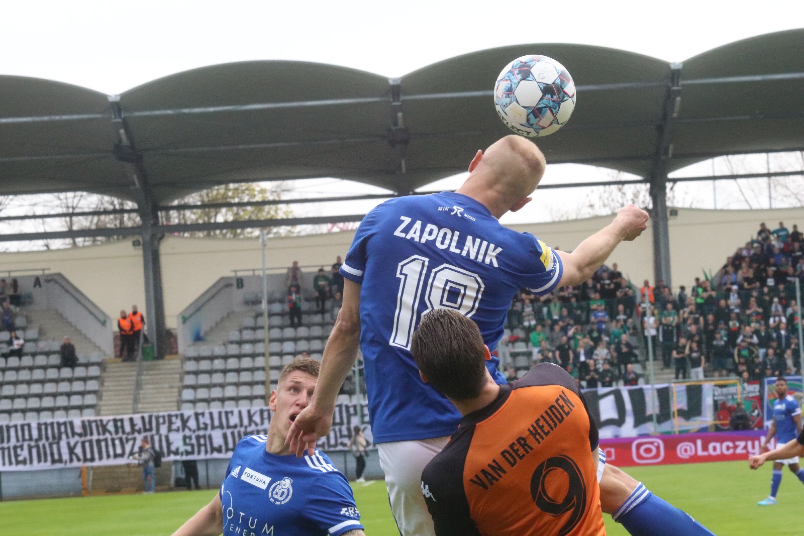 Miedź Legnica po golu Patryka Makucha pokonała Chrobrego