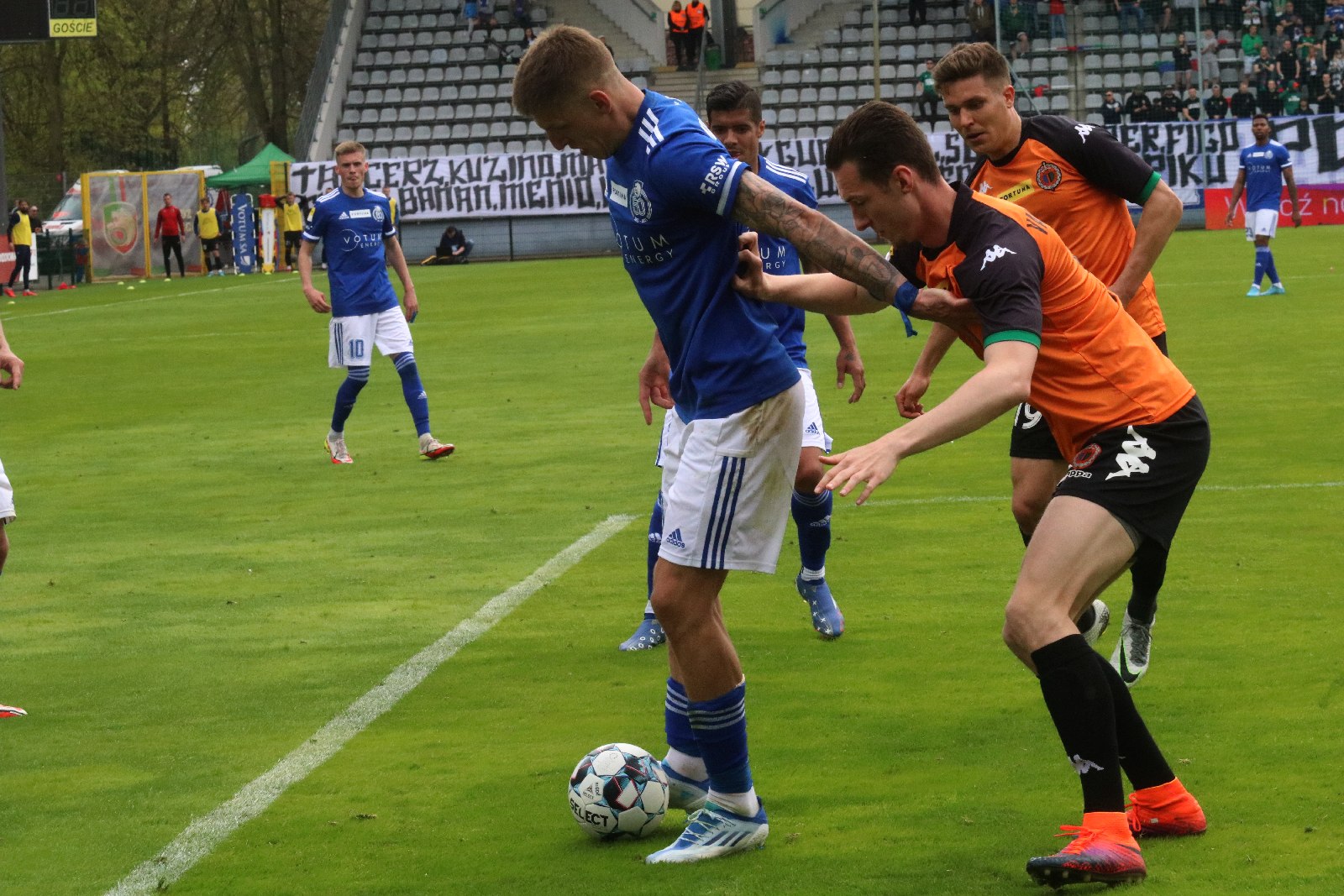 Miedź Legnica po golu Patryka Makucha pokonała Chrobrego