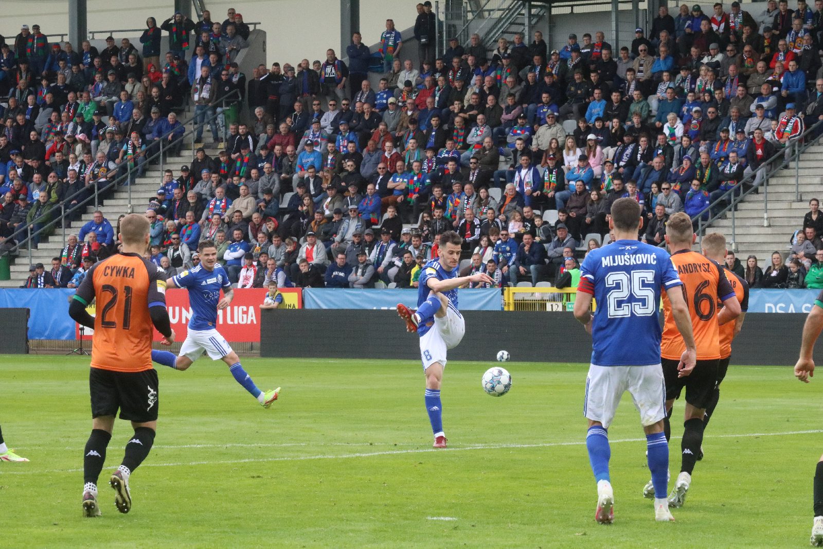 Miedź Legnica po golu Patryka Makucha pokonała Chrobrego