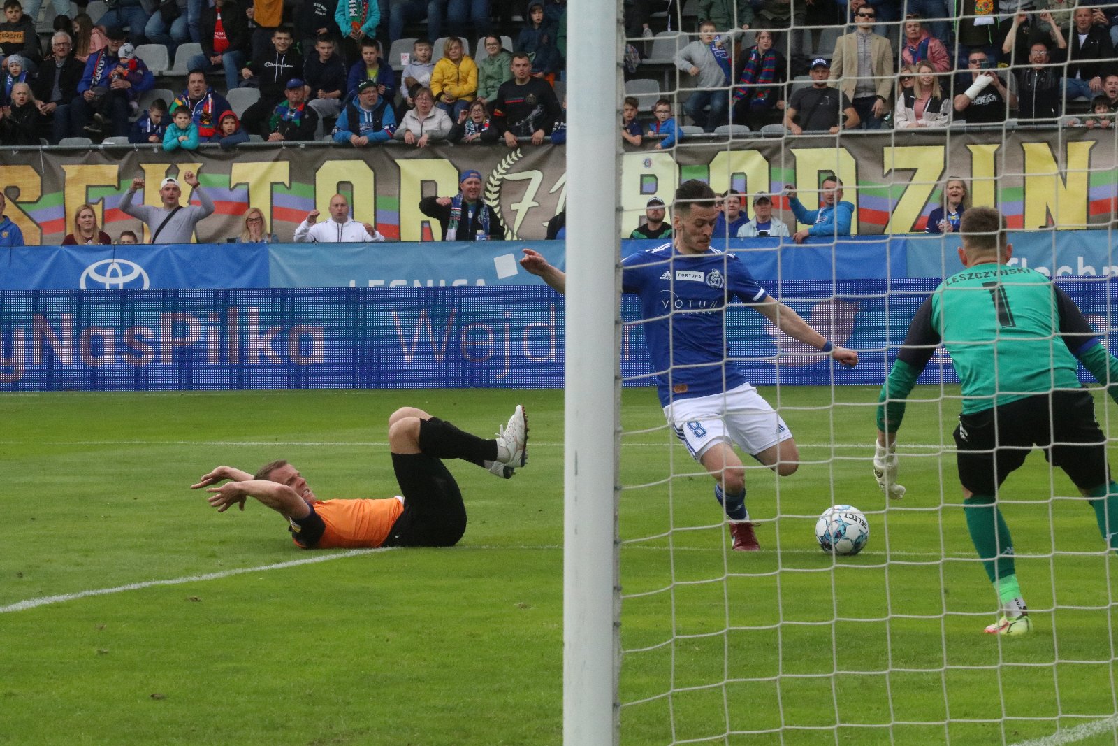 Miedź Legnica po golu Patryka Makucha pokonała Chrobrego