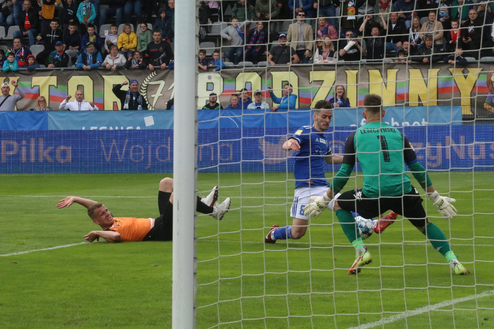 Miedź Legnica po golu Patryka Makucha pokonała Chrobrego