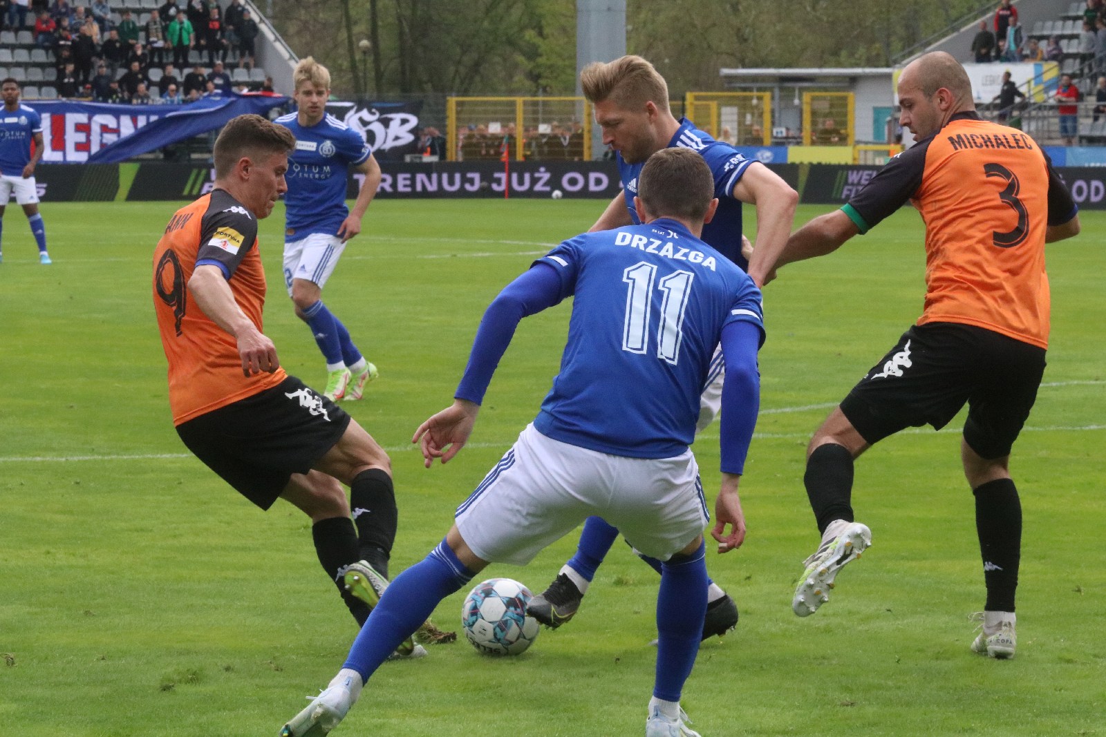 Miedź Legnica po golu Patryka Makucha pokonała Chrobrego