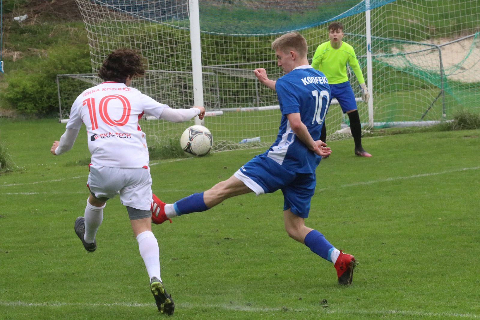 Dziewięć bramek podczas pojedynku Konfeksu z Iskrą
