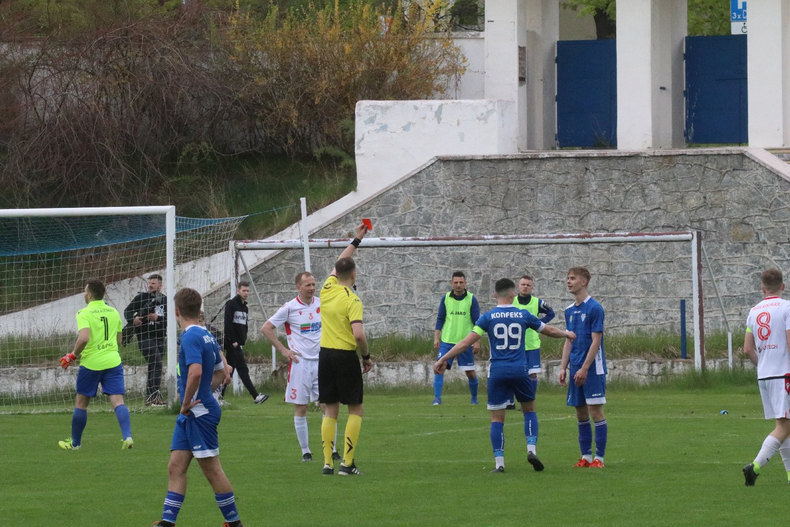 Dziewięć bramek podczas pojedynku Konfeksu z Iskrą