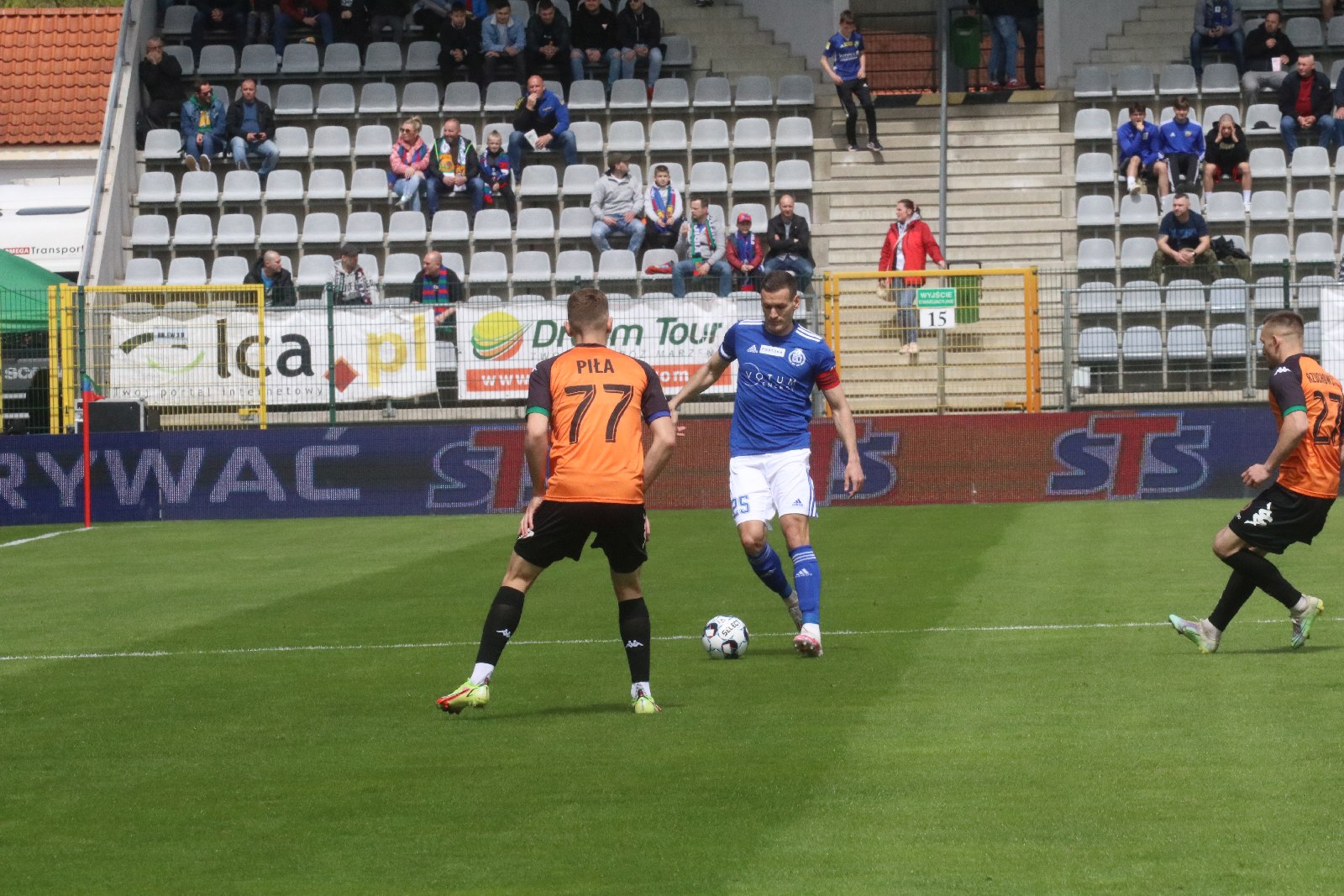 Miedź Legnica po golu Patryka Makucha pokonała Chrobrego