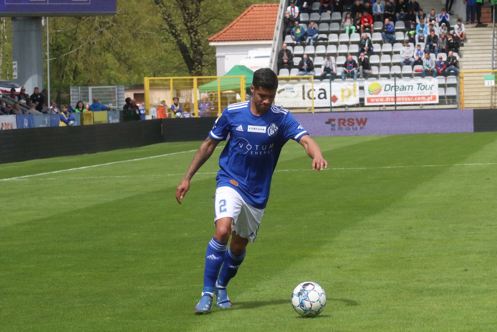 Miedź Legnica po golu Patryka Makucha pokonała Chrobrego
