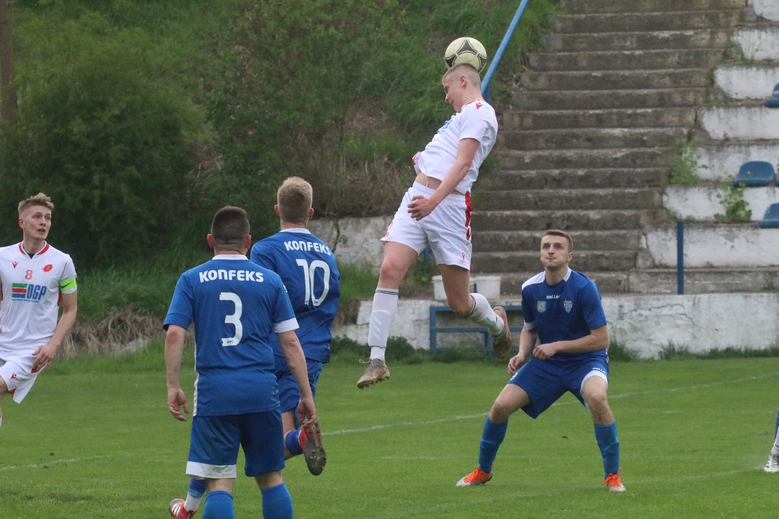 Dziewięć bramek podczas pojedynku Konfeksu z Iskrą