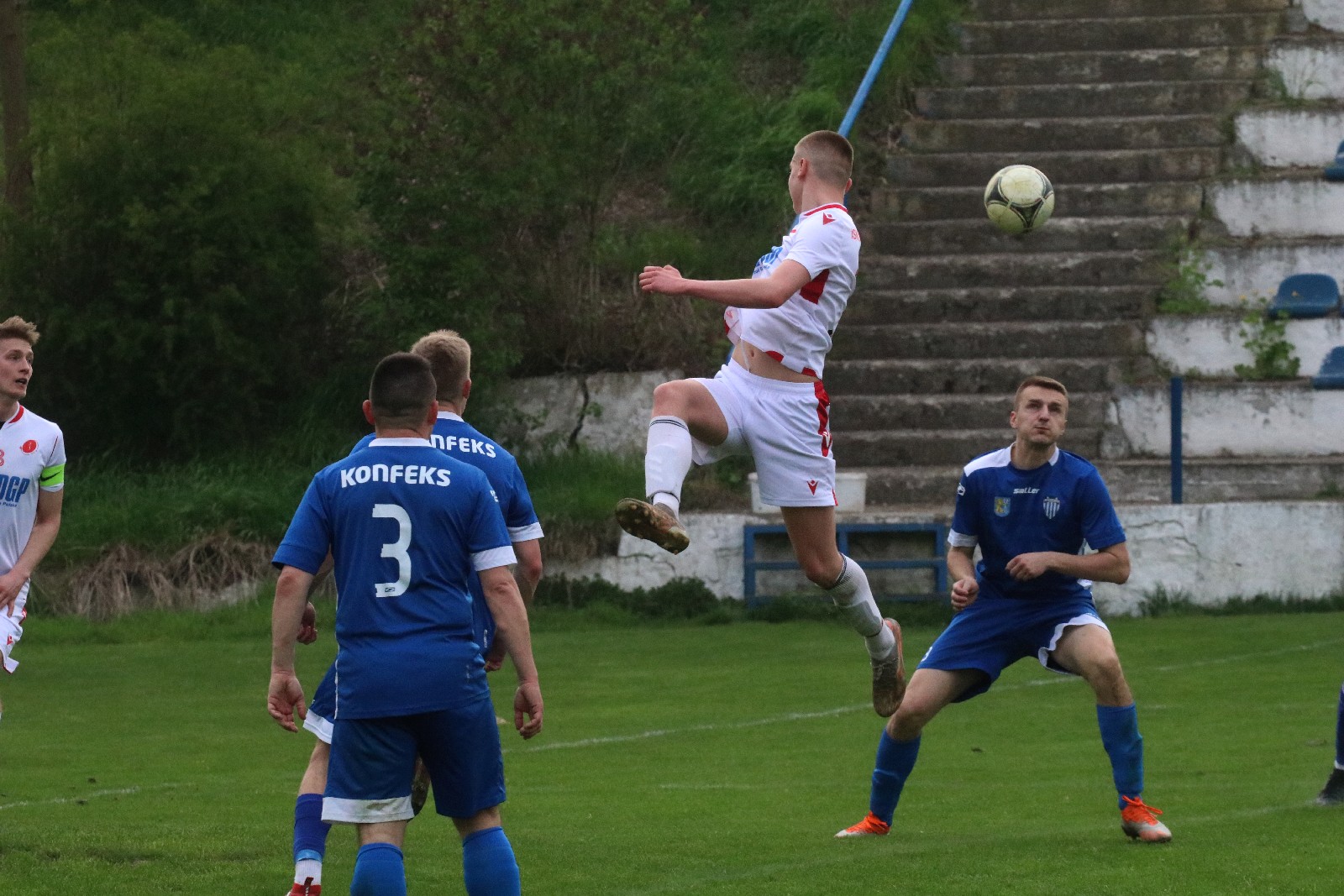 Dziewięć bramek podczas pojedynku Konfeksu z Iskrą