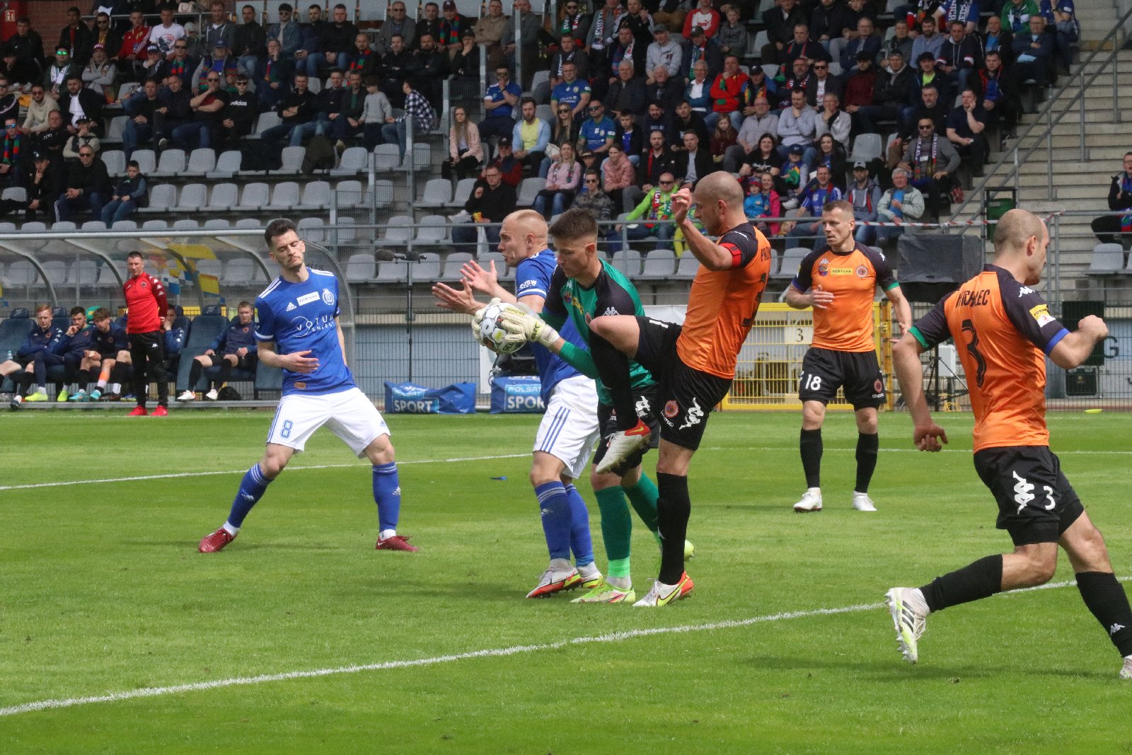 Miedź Legnica po golu Patryka Makucha pokonała Chrobrego