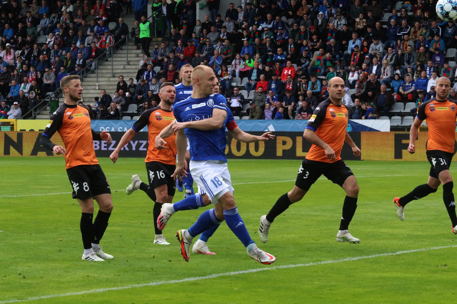 Miedź Legnica po golu Patryka Makucha pokonała Chrobrego