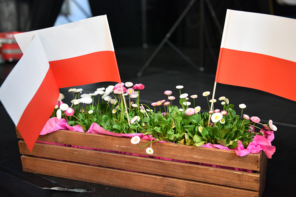 W biało-czerwonych barwach świętowali rocznicę konstytucji