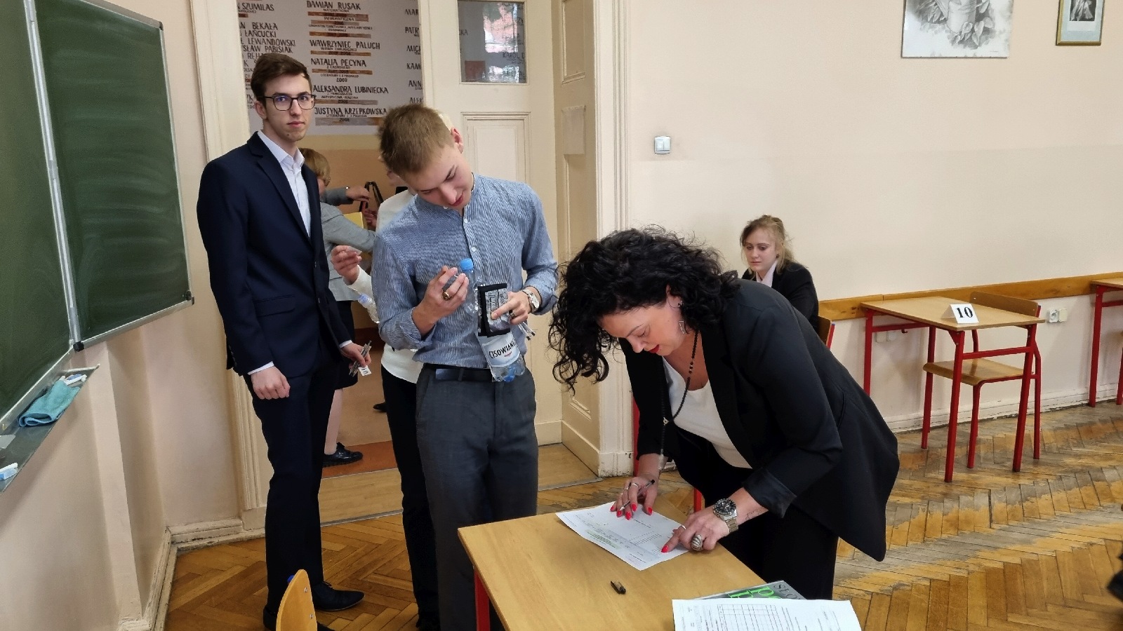 Maturzyści przystąpili do ważnego egzaminu. Zdjęcia z I i V LO