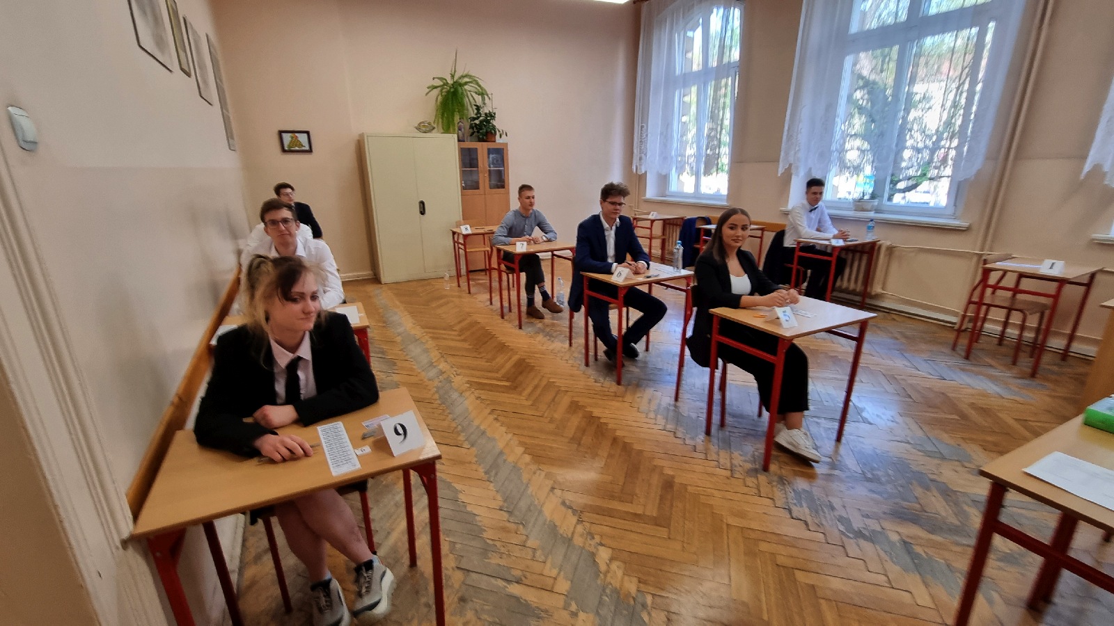 Maturzyści przystąpili do ważnego egzaminu. Zdjęcia z I i V LO