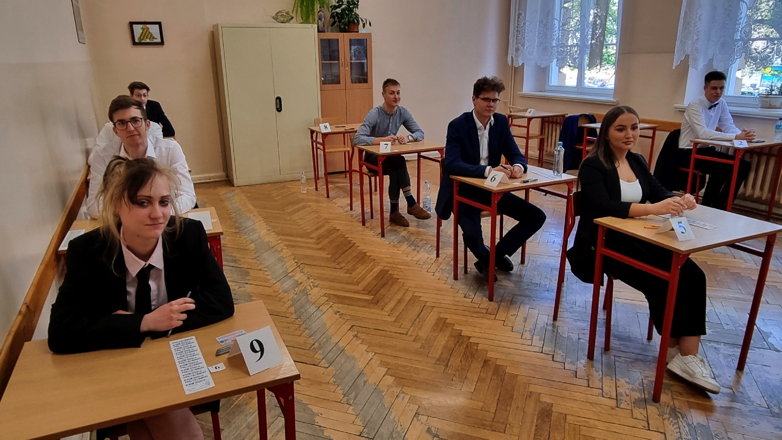 Maturzyści przystąpili do ważnego egzaminu. Zdjęcia z I i V LO