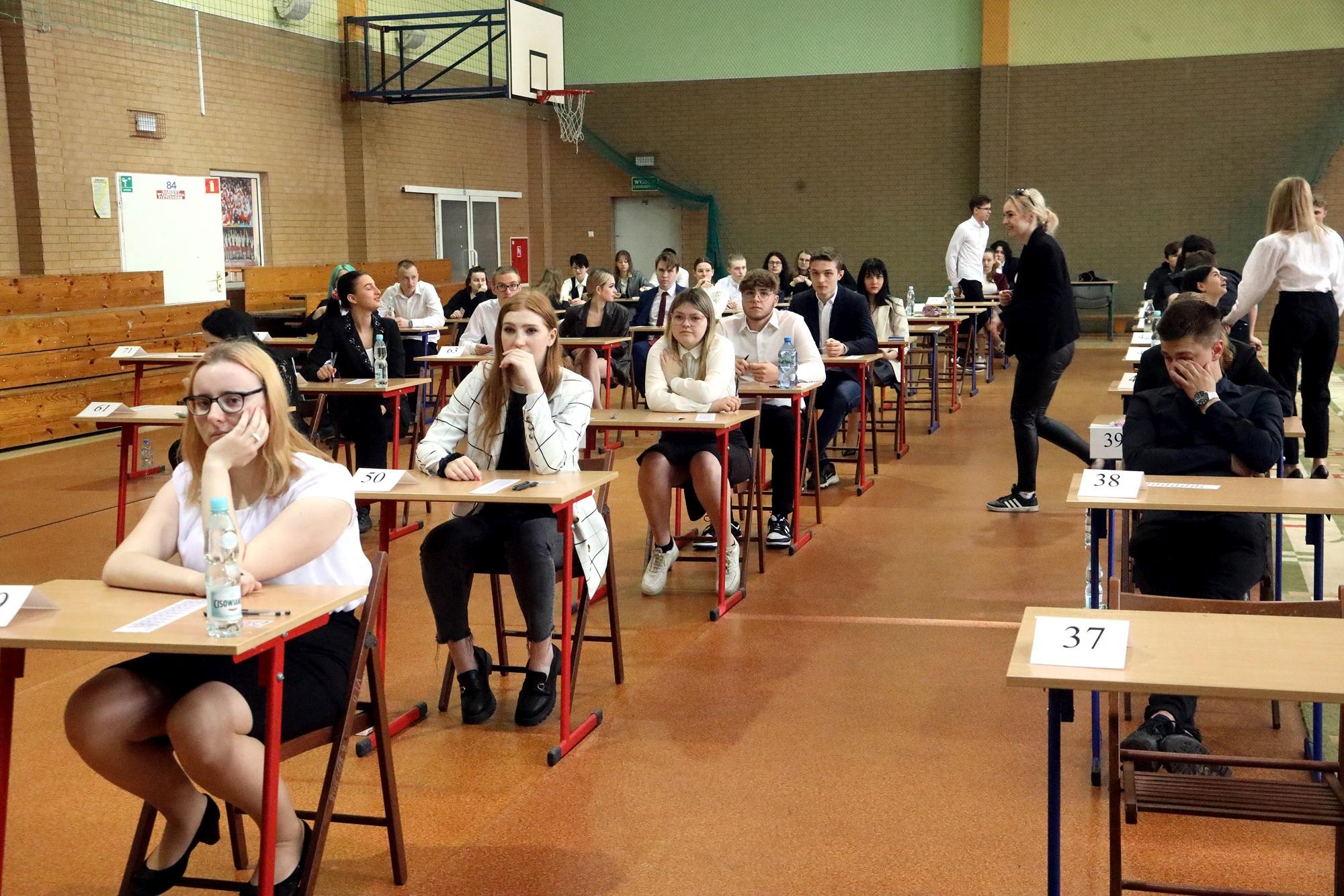 Maturzyści przystąpili do ważnego egzaminu. Zdjęcia z I i V LO
