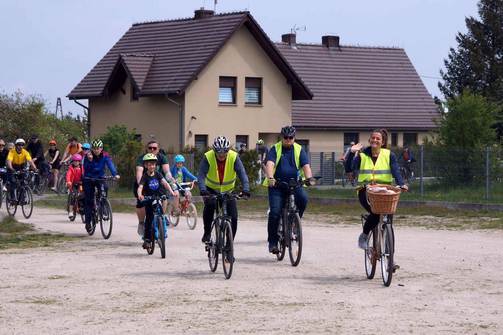 Ponad sto osób pojechało rowerami z Legnicy do Bieniowic