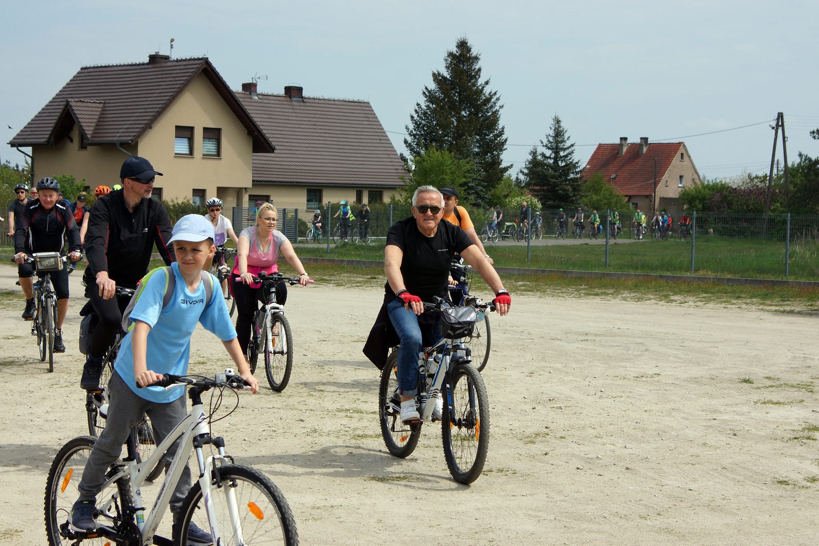 Ponad sto osób pojechało rowerami z Legnicy do Bieniowic