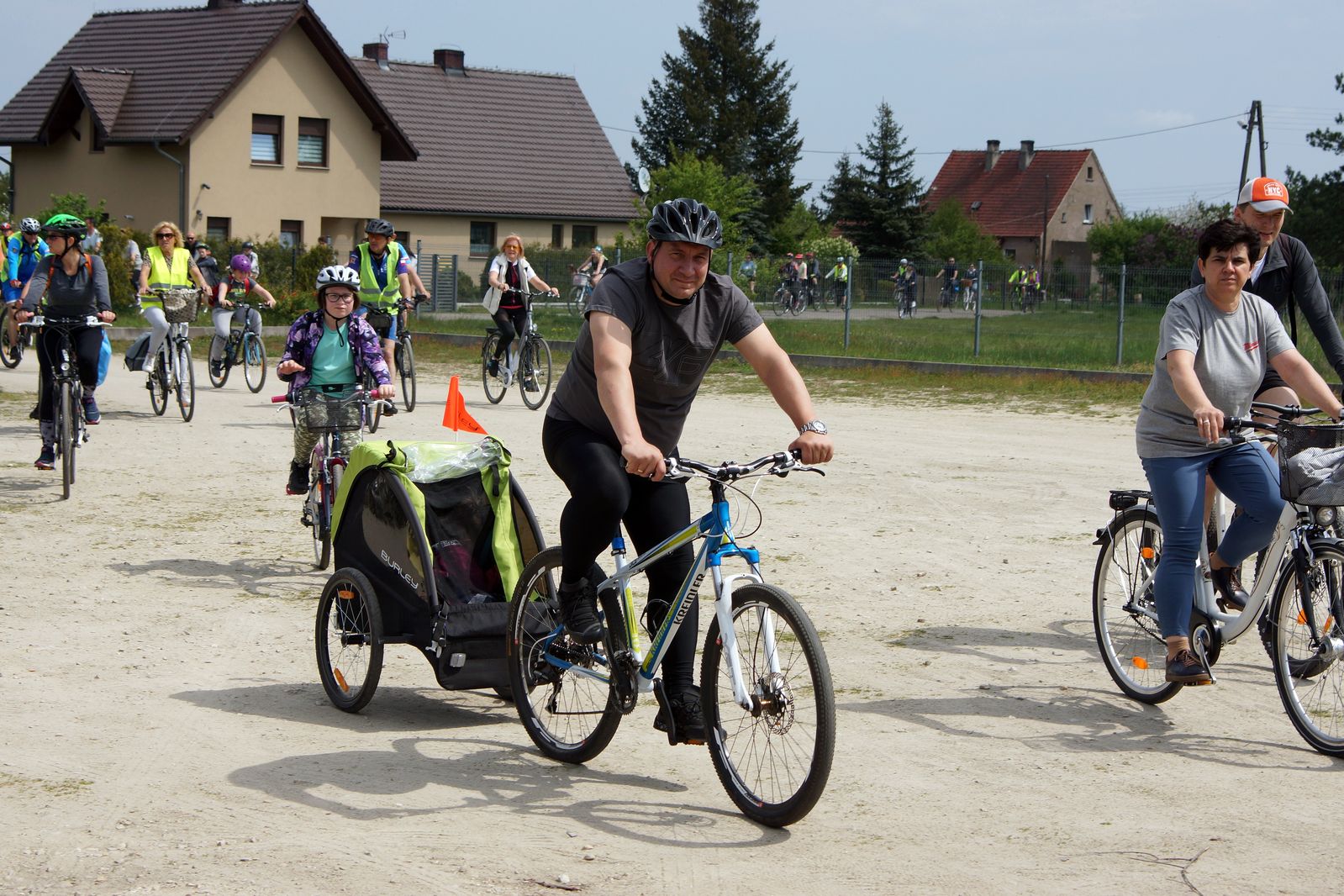 Ponad sto osób pojechało rowerami z Legnicy do Bieniowic