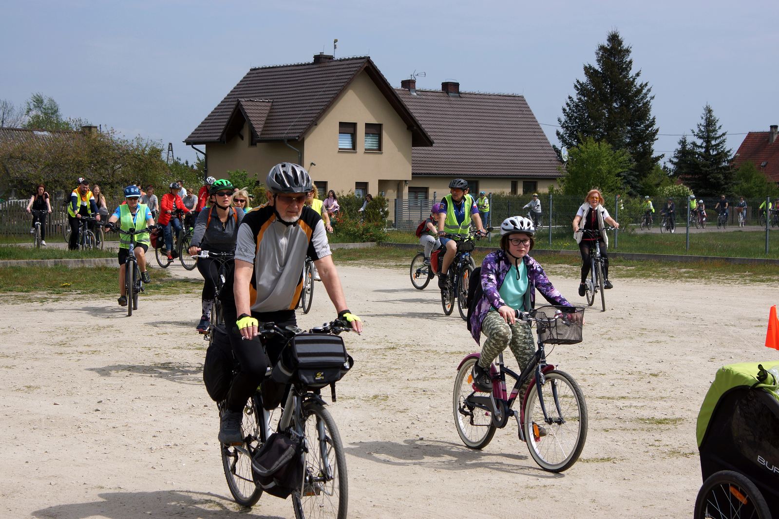 Ponad sto osób pojechało rowerami z Legnicy do Bieniowic
