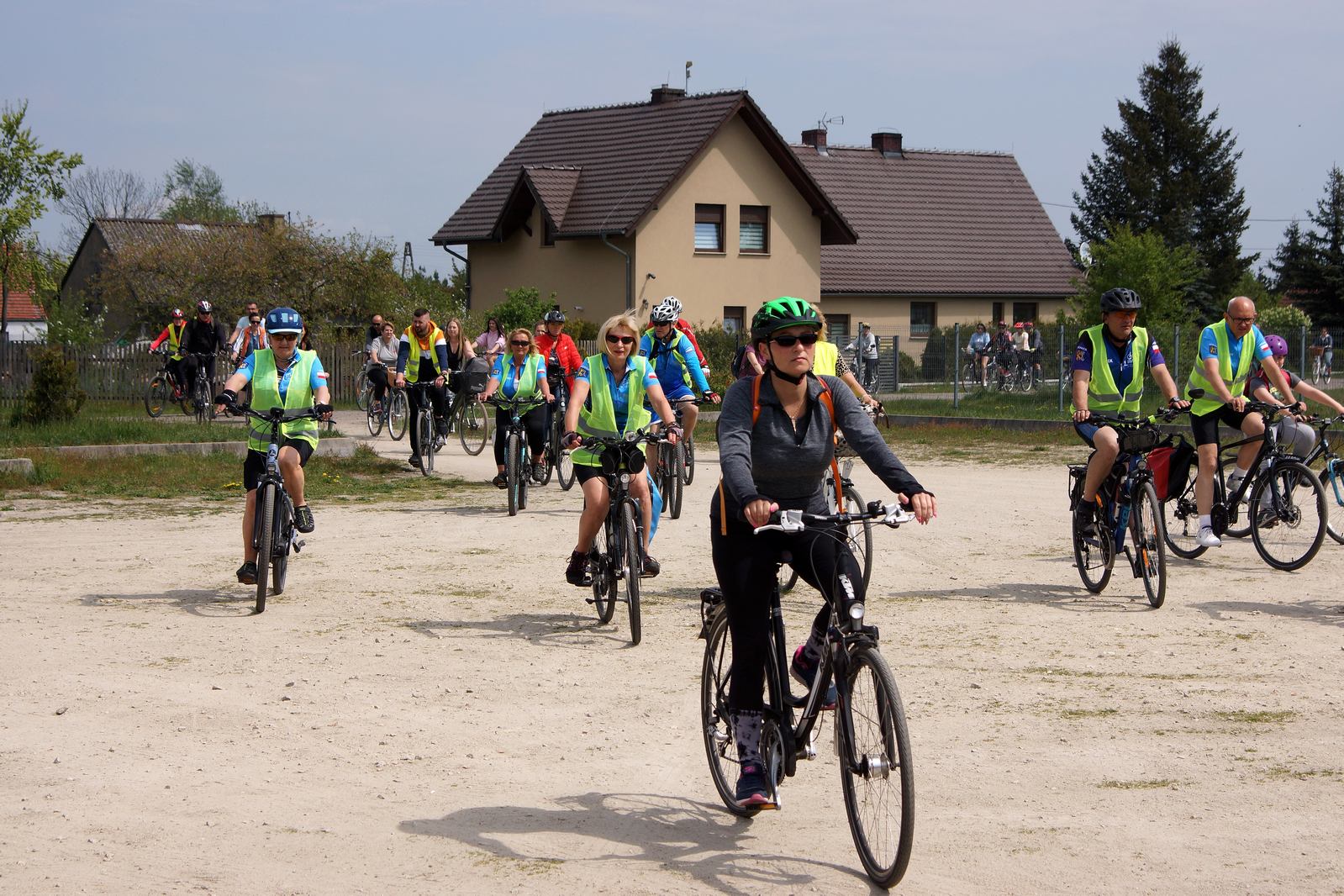 Ponad sto osób pojechało rowerami z Legnicy do Bieniowic